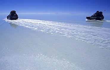 Fourwheeldrive vehicle driving over Salar de Uyuni, Bolivia