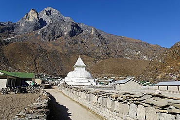 Sherpa village Khumjung, holy mountain Khumbi Yul Lha (Khumbila, 5761), Sagarmatha National Park, Khumbu Himal, Nepal