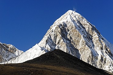 Pumori peak (7161) and Kala Patthar (Patar, 5550), Khumbu Himal, Sagarmatha National Park, Nepal