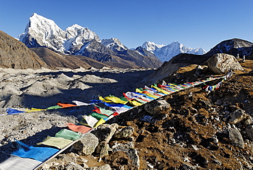 View from Gokyo over Ngozumpa Glacier towards Arakamtse (6423) und Cholatse (6335), Sagarmatha National Park, Khumbu Himal, Nepal