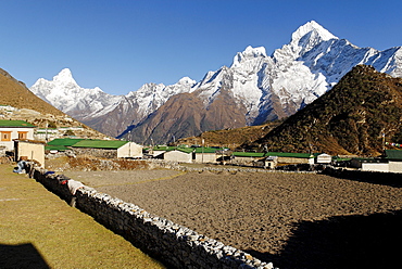 Sherpa village Khumjung with Thamserku (6608) and Ama Dablam (6856), Sagarmatha National Park, Khumbu, Nepal