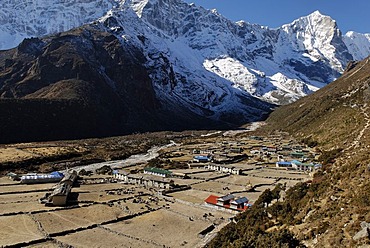 Thame Sherpa village, Thame Khola valley with Tengkang Poche (6500), Bhote Koshi Tal, Sagarmatha National Park, Khumbu, Nepal