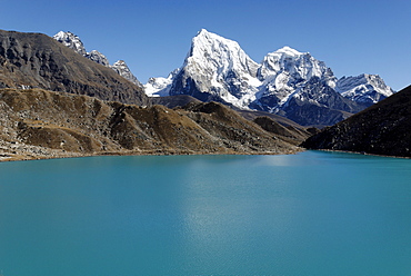 View from Gokyo lake (Dudh Pokhari) over Ngozumpa Glacier towards Arakamtse (6423) und Cholatse (6335), Sagarmatha National Park, Khumbu Himal, Nepal