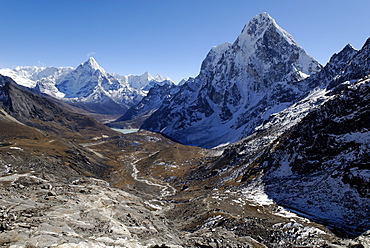 Chola Khola valley with Ama Dablam (6856) and Arakam Tse (6423), Khumbu Himal, Sagarmatha National Park, Nepal