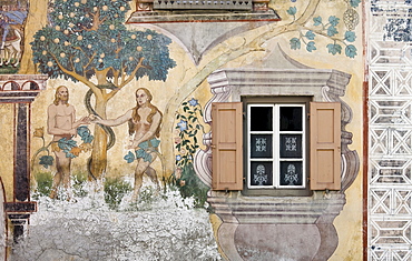 Clagluena Haus, historic building with sgraffito wall decor and wall murals, dating to 1647, Ardez, Lower Engadine, Grisons, Switzerland, Europe