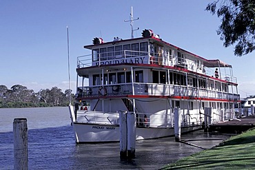 Proud Mary paddle wheel steamer Mannum Australia