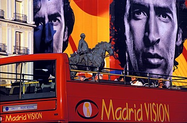 Tourist bus Madrid vision , Madrid , Spain , Europe : Puerta del Sol , bus in front of a disguised front