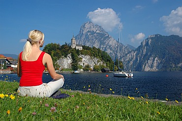 Young blonde woman relaxing at the Traunsee Lake, Salzkammergut resort area, Upper Austria, Europe