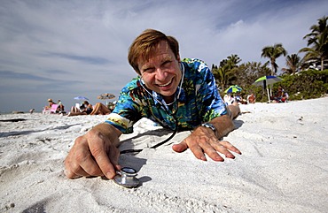 "Dr. Beach", the "Pope of the beaches", Dr. Stephen P. Leatherman documents and evaluates the beaches of Florida, also on behalf of the government, here at the beach at Naples on the Gulf of Mexico, Florida, USA, North America