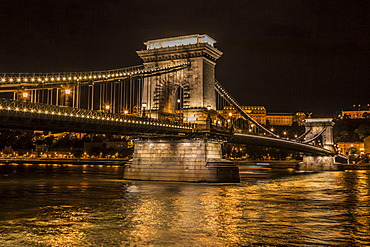 Chain Bridge, Danube, Buda Castle at back, Budapest, Hungary, Europe