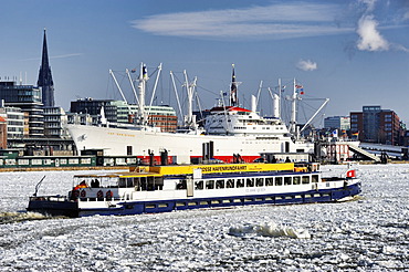 Passenger ship in the winter port of Hamburg, Hamburg, Germany, Europe