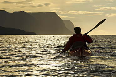 Woman in a kayak, kayak trip to Vigur Island, âˆšÃ§safjarâˆšâˆžardjâˆšâˆ«p, Isafjardardjup fjord, Westfjords, Iceland, Europe