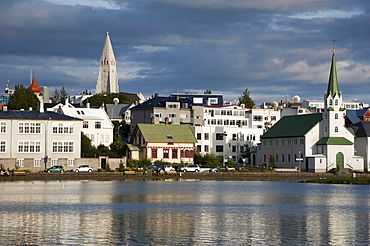 Lake Tjoernin in front of the churches of Frikirkja and Hallgrimskirkja, Reykjavik, Iceland, Europe