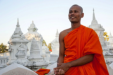 Monk wearing an orange robe, Wat Suan Dok, Chiang Mai, northern Thailand, Thailand, Asia