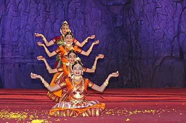 Dancers at a performance during the annual dance festival in Mahabalipuram, Tamil Nadu, India, Asia