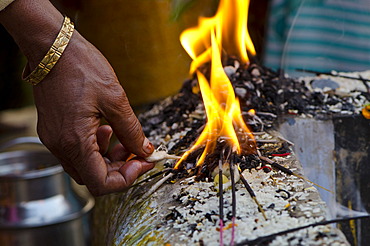 Rituals being performed at the ghats of Varanasi, Uttar Pradesh, India, Asia