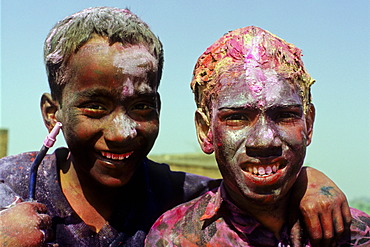 Visitors of the Holi festival, sprayed with colour powder and water, Vrindaban, Uttar Pradesh, India, Asia