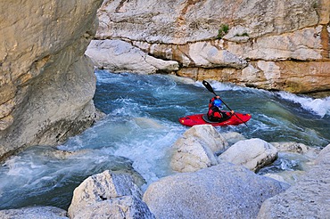 Canoeist in the Verdon Gorge, Gorges du Verdon, Alpes-de-Haute-Provence, Provence-Alpes-CâˆšÂ¥te d'Azur, France