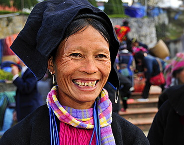 Woman from the Black Hmong ethnic minority group at the market of Sapa or Sa Pa, northern Vietnam, Vietnam, Asia