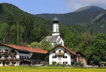 Jachenau with the Parish Church of St. Nikolaus, Isarwinkel region, Upper Bavaria, Bavaria, Germany, Europe