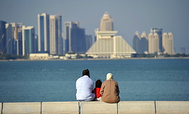 Family on corniche, promenade, Sheraton Hotel, skyline of Doha, Qatar, Persian Gulf, Middle East, Asia