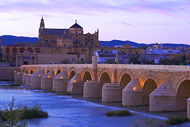 Roman bridge crossing the Guadalquivir River, looking towards the Mosque Cathedral of Cordoba, Cordoba, Andalusia, Spain, Europe