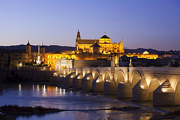 Puente Romano bridge, Mezquita at back, Cordoba, Andalusia, Spain, Europe