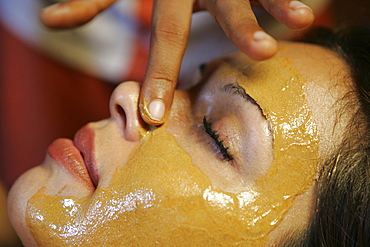 LKA, Sri Lanka : Siddhalepa Ayurveda Resort, facial mask, massage.