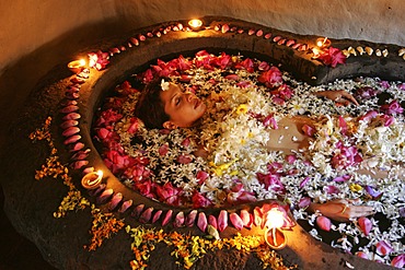 LKA, Sri Lanka : Siddhalepa Ayurveda Resort, ayurvedic flower bath, for relaxation.