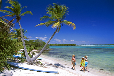 Tourists, sunbathers, Bahia de Punta Solinam, Riviera Maya, Mayan Riviera, Yucatan, Mexico, North America