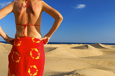 Woman in front of sand dunes of Maspalomas, Gran Canaria, Canary Islands, Spain