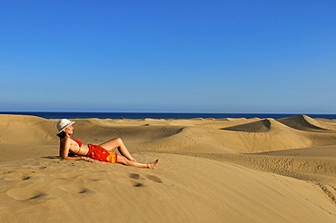 Woman in front of sand dunes of Maspalomas, Gran Canaria, Canary Islands, Spain