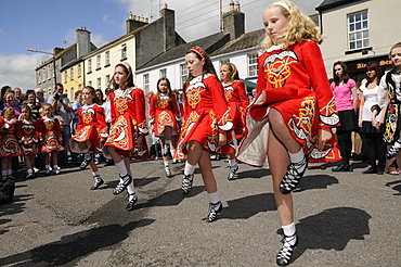 Children in traditional costume with Neo-Celtic motives for an event with Irish dancing at the town fair, Birr, Offaly, Midlands, Republic of Ireland, Europe