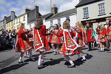 Children in traditional costume with Neo-Celtic motives for an event with Irish dancing at the town fair, Birr, Offaly, Midlands, Republic of Ireland, Europe