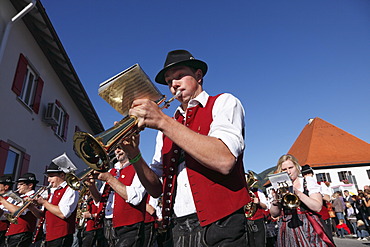 Harmoniemusik Pfronten musical society, parade to celebrate the returning of the cattle to their respective owners, Pfronten, Ostallgaeu district, Allgaeu region, Swabia region, Bavaria, Germany, Europe