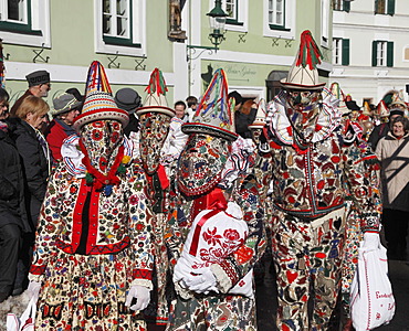 People wearing Flinserl costumes, spring figures of the Ausseer carnival, Carnival in Bad Aussee, Ausseerland, Salzkammergut, Styria, Austria, Europe, PublicGround