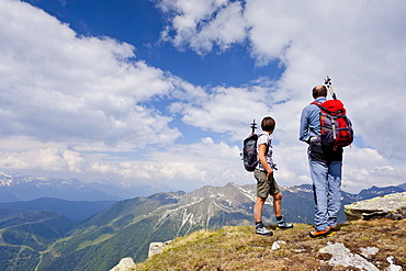 Mountaineers standing on Gaisjochspitze mountain, Gitschberg mountain, Pfunderer Berge mountains at the back, province of Bolzano-Bozen, Italy, Europe