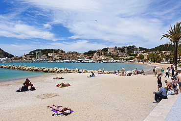 Sandy beach in Port de Soller, Soller, northwest coast of Mallorca, Balearic Islands, Mediterranean Sea, Spain, Europe