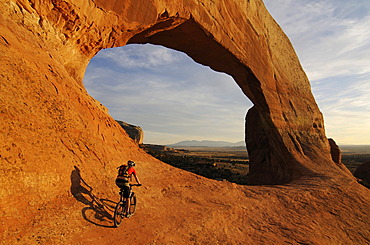 Mountain biker, Wilson Arch, Moab, Utah, USA