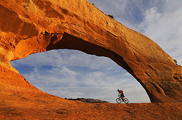 Mountain biker, Wilson Arch, Moab, Utah, USA