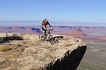 Mountain biker, Porcupine Rim Trail, Castle Valley, Moab, Utah, USA