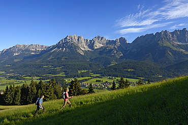 Hikers, Wilder Kaiser Mountain, Tyrol, Austria, Europe