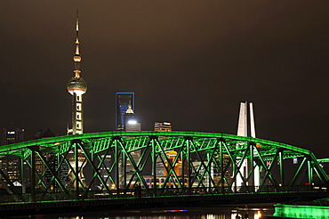 Waibaidu Bridge, Oriental Pearl Tower, skyline on the Bund promenade, Huangpu River, Shanghai, China, Asia