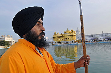 Sikh guard, Golden Temple, Amritsar, Punjab, North India, India, Asia