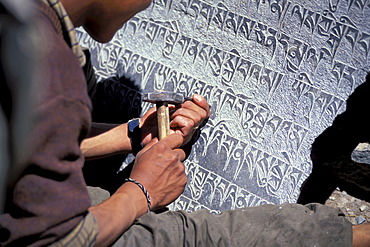 Man carving Tibetan Buddisht mantras on a stone plate, Zanskar Valley, Zanskar, Ladakh, Jammu and Kashmir, Indian Himalayas, North India, India, Asia