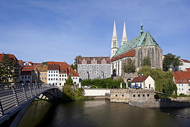 Altstadtbruecke bridge across the Neisse river between Goerlitz, Saxony, Germany and Zgorzelec, Poland, Church of St. Peter and Paul, Waidhaus building and Vierradenmuehle mill, Poland, Europe