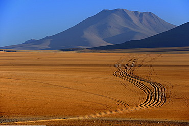 Dirt road with a volcano, Desierto, Uyuni, Bolivia, South America