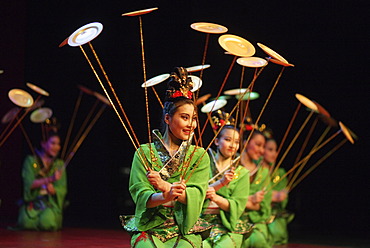 Chinese artists juggling dishes