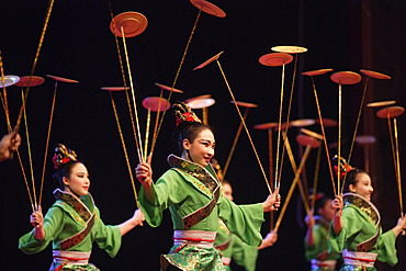 Chinese artists juggling dishes