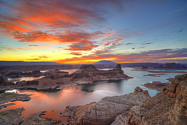 View from Alstrom Point to Lake Powell at sunrise, Padre Bay with Gunsight Butte and Navajo Mountain, houseboats, Bigwater, Glen Canyon National Recreation Area, Arizona, Southwestern USA, Utah, USA